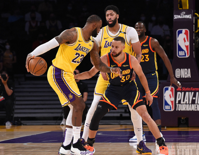  詹姆斯狂砍三双助湖人逆转勇士夺胜